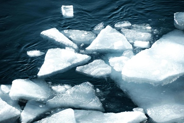 Mein lieber Eisscholli: Der Wintereinbruch hat die Schifffahrtsbranche kaum beeindruckt (Foto: Pexels, Tomas Malik)