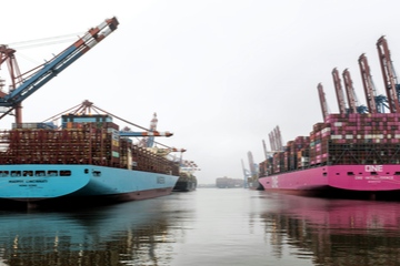 Links lausig leer, rechts recht voll: Die Reedereien verknappen die Transportkapazitäten – der Frachraten wegen (Foto: Pexels, Wolfgang Weiser)