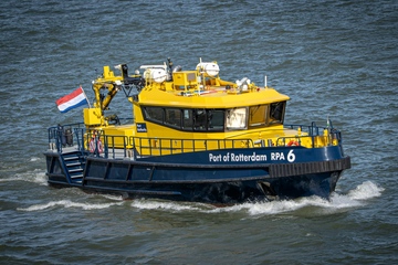 Einsamer Lotse: Im Hafen von Rotterdam wird weniger Tonnage umgeschlagen (Foto: Pexels, Martijn Stoof)