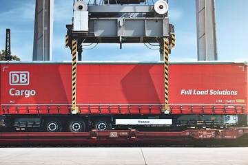 Ein Bild mit Seltenheitswert: Immer weniger Lkw-Fracht wird auf die Schiene gehievt (Foto: DB Cargo)