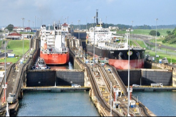 Auf und ab in stetem Wechsel: Schleusenverkehr im Panama-Kanal (Foto: Pexels/Michael D'Camphin)