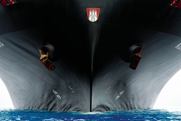 Koloss mit Hamburg-Wappen: die „Kuala Lumpur Express“ auf dem Weg ins offene Meer (Foto: Hapag-Lloyd)