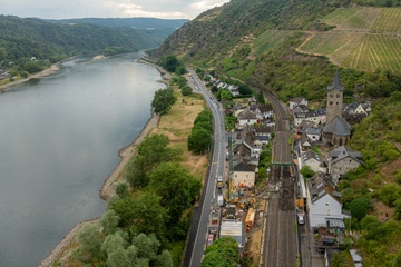 Kein Schiff und keine Bahn: Niedrigwasser und Sanierung sorgen für doppelten Engpass am Rhein (Foto: Deutsche Bahn)