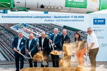Schipp, schipp, hurra! Bundesverkehrsminister Steffen Bilger (4.v.r.) und BASF-Konzernchef Dr. Markus Kamieth (3.v.l.) mit Schaufel und Sand (Foto: BASF)