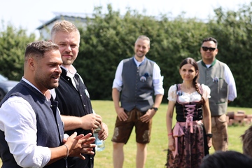 Bei der Eröffnung des neuen, gemeinsamen Standorts (Ralf Kolar (li.) und Massimo Pagano (2.v.l.) in Kraftisried (Foto: Polytech / Sona)