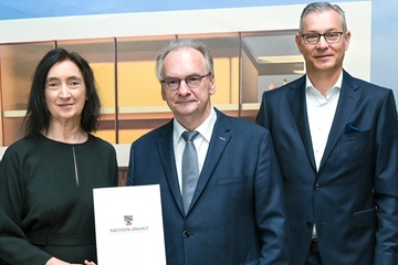 Förderbescheid zugestellt: IKTR-Leiterin Anke Schadewald, Ministerpräsident Dr. Reiner Haseloff und IKTR-Vorstandsmitglied Dr. Herbert Snell (v.li., Foto: IKTR)