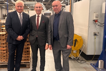 Simpac-Geschäftsführer Sandy Bole, Zeus-Packaging-Gründer und -Eigentümer Brian O’Sullivan sowie Simpac-COO Luke Cobbett (v.li.; Foto: Zeus Packaging)