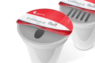 „ComforLid“ mit Trinköffnung: Kann den sonst üblichen Stülpdeckel ersetzen (Foto: Constantia Flexibles)