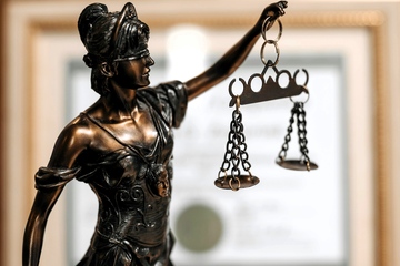 Jetzt muss Iustitia entschieden: Mol fordert Schadensersatz vom „Ethylen-Kartell“ (Foto: Pexels, Pawel Daniljuk)