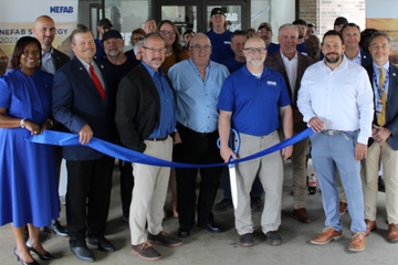 Gruppenbild mit Schere: Erweiterung des Standorts in Tennessee / USA (Foto: Nefab)