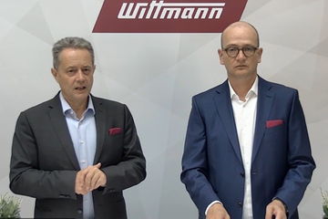 Auf der Pre-K-Presskonferenz: Firmenchef Michael Wittmann (li.) und Rainer Weingraber, der Geschäftsführer der Unternehmenseinheit Wittmann-Battenfeld (Screenshot: KI)