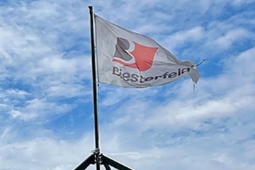 Mit wehenden Fahnen: Der Hamburger Distributeur erweitert das anwendungstechnische Angebot (Foto: Biesterfeld)