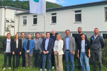 Nicht ohne mein Team: Die Belegschaft vor dem neuen Standort in Gemünden / Bayern (Foto: Untha)