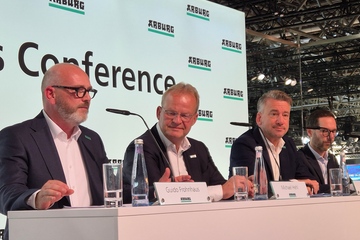 Das Arburg-Führungsquartett auf der Pressekonferenz vor der Eröffnung der K-Messe in Düsseldorf (v.l.): Guido Frohnhaus, Geschäftsführer Technik; Michael Hehl, Sprecher der Geschäftsführung; Tobias Baur, Geschäftsführer Vertrieb und After Sales; Steffen Kroner, Geschäftsführer Finanzen, Controlling, IT und Personalmanagement (Foto: KI)