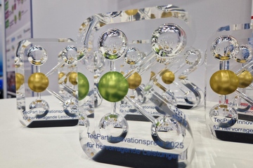 Glänzende Sache: die Trophäen der Innovationspreise von TecPart (Foto: KI)