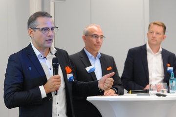 „Nicht alles ist negativ“ – unklar blieb allerdings, wieviel positiv läuft bei dem Maschinenbauer: CEO Jörg Stech (links) mit Dr. Frank Szimmat und Ralf Benack (Foto: KI)