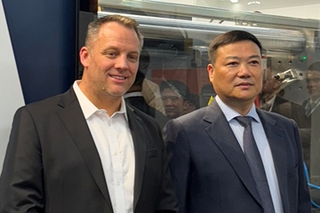 CEO Terry Zheng (re.) und Dr. Daniel Ammer, Vice President R&D der PlastiVation Machinery GmbH, dem Vertriebspartner von Tederic in Deutschland (Foto: KI)