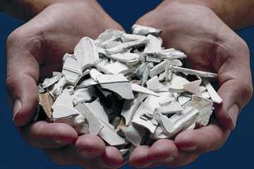 Mahlgut aus PVC-Altfenstern (Foto: Rewindo)