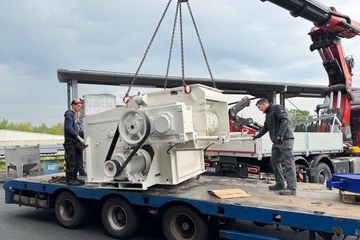 Heavy-Duty-High-Tech: Ein Teil der neuen Sortieranlage von MKV wird angeliefert (Foto: MKV)