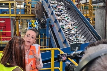 Vor-Ort-Termin in der Nähe von Pisa: Die zweite Produktionslinie wurde kürzlich eingeweiht (Foto: Revet)