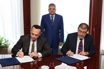 Bitte hier unterschreiben: Anchorage-Gründer Dr. Ahmed Moharram mit Ossama Rabiee und Dr. Montaser Khalil von der Suez Canal Authority (von links, Foto: SCA)