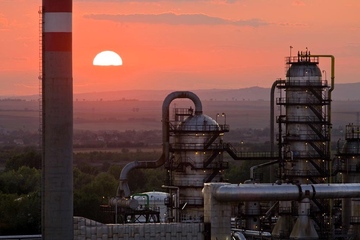 Auch die Sonne strahlt glutrot: In der Raffinerie von Tiszaújváros hat es gebrannt (Foto: MOL)