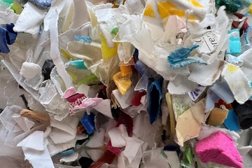 Zerkleinerte Kunststoffabfälle: Die neue DIN EN soll Daten zu Herkunft, Materialeigenschaften und Recyclingprozessen von Rezyklaten standardisiert erfassen (Foto: KI)