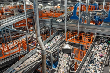 Über mehrere Etagen verteilt: Großanlage für die Sortierung von Kunststoffabfällen in Norwegen in Betrieb genommen (Foto: Tomra)