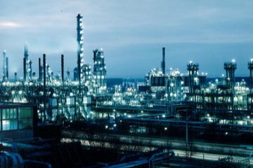 Blaue Stunde trotz roter Zahlen: der LYB-Standort Wesseling bei Köln (Foto: LyondellBasell)