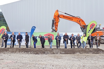 14 Männer mit Spaten: Wirthwein baut an seinem Stammsitz in Creglingen aus (Foto: Wirthwein)