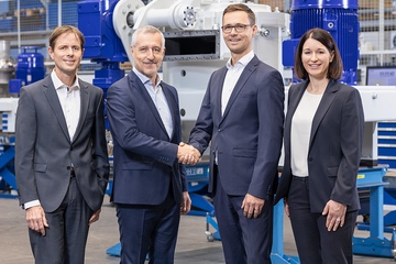 Zwei gehen, zwei kommen: Jürgen Wilde, Dr. Antonio Fernández, Michael Kuhnen und Kathrin Dörle (v.li.; Foto: Hosokawa Alpine)