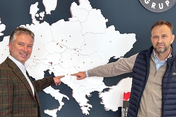 Zeigen auf den Standort der Neuerwerbung, die die österreichische Unternehmensgruppe tätigt: Wolfgang Landler (li.) Vorstand von Hirsch Servo, und Terrasit-Chef Osman Tukic (Foto: Hirsch Servo)