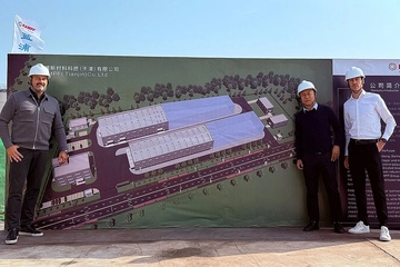 Beim Beginn des Bauprojekts in Tianjin: CEO Michael Rampf, China-Geschäftsführer Tiger Meng und Projektmanager Luca Girke (v.li., Foto: Rampf)