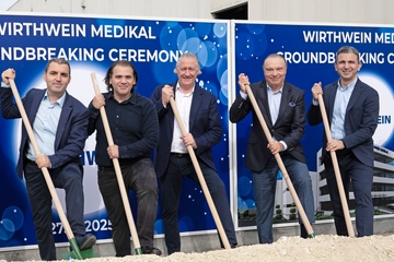 Beim offiziellen Spatenstich in Çerkezköy: Aufsichtsratschef Markus Wirthwein (Mitte) mit Vertretern des türkischen Standorts (Foto: Wirthwein)