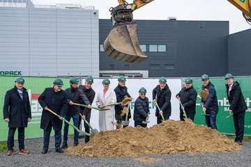 Symbolischer Spatenstich am 25. November 2025: Startschuss für das Bauprojekt in Erolzheim (Foto: Südpack)
