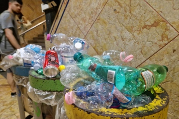 Das Tauziehen zwischen Industrie und Politik dürfte Italiens Kunststoffabfallsammlung nicht unbedingt einen Dienst erweisen – allenfalls einen Bärendienst (Foto: KI)