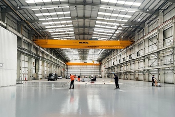 Blick in die neue Produktionshalle: Die Vorbereitungen laufen (Foto: Groku)