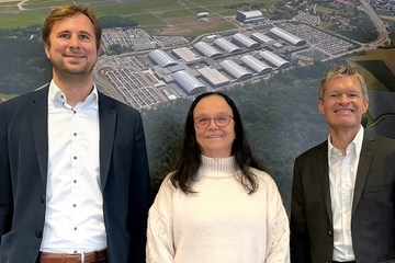 Treueschwur für die Fakuma am Bodensee: Andreas Hein, Bürgermeister der Stadt Friedrichshafen, Messeveranstalterin Bettina Schall und Klaus Wellmann, Geschäftsführer der Messe Friedrichshafen (v.li.; Foto: Schall Messen)