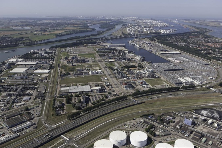 Technische Probleme oder doch Kostenbegrenzung? Die größere der beiden MDI-Anlagen in Rozenburg ist derzeit abgestellt (Foto: Hunstman)