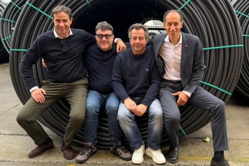Der Deal ist unter Dach und Dach: Luca Galimberti (GreenDot Italy), Paolo Aimi (Forplast), Paolo Villa (Forplast) und Laurent Auguste (GreenDot, v.li.; Foto: GreenDot)