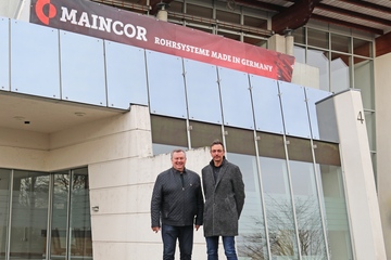Stolz vorm neuen Haus: die beiden Geschäftsführer Dieter Pfister (li.) und Tobias Kuhn (Foto: Maincor)