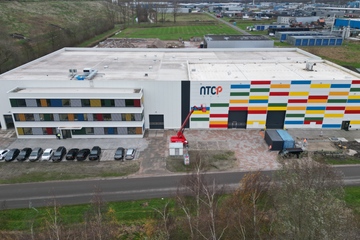 Aus der Vogelperspektive: Die Pilotanlage wird im niederländischen Kunststoff-Forschungsinstitut in Heerenveen aufgebaut (Foto: Alpla)