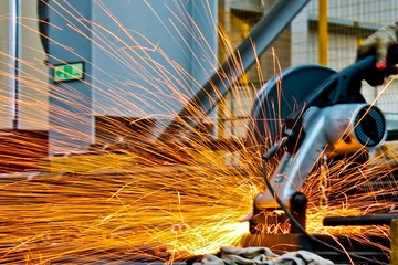 Noch fliegen die Funken...– doch seit Jahren baut die Industrie Stellen ab (Foto: Pexels, Rezwan)