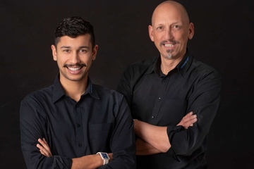 Zum 1. Januar 2026 wird Ninyan Bieri neuer CEO; sein Vater Barac S. Bieri wechselt in den Verwaltungsrat (v.li., Foto: Swissplast)