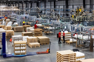 Produktion in der Nähe von Glasgow: Blick in den neuen Blasformbereich (Foto: Nexus Packaging)