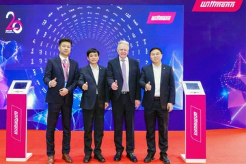 Bei der Einweihung: Dr. Werner Wittmann, Inhaber der Wittmann Gruppe (2. v. re.), Kevin Wang, Geschäftsführer von Wittmann Kunshan (li.) sowie die beiden Vertreter der Stadt Kunshan Mingcheng Ding (2. v.li.) und Jun Xu (Foto: Wittmann) 