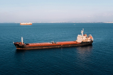 Nur scheinbar friedlich: Der Warentransport mit dem Schiff bleibt in manchen Regionen riskant (Foto: Pexels/Alexander Bobrow)