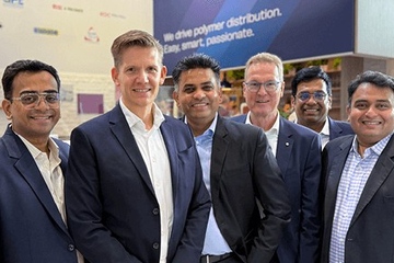 Philip O. Krahn (2.v.l.), der CEO der Krahn Gruppe, und Albis-Chef Horst Klink mit den Sukhesh-Direktoren (v.l.n.r.) 
Umang Parekh, Urmish Parekh, Jigar Parekh und Piyush Parekh (Foto: Albis)