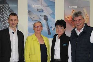 Deal festgezurrt: Thomas Kleiner (r.), seine Frau Jutta Kleiner (2.v.r.) und Sohn Rico Kleiner mit Irene Wagner, der Geschäftsführerin von psm protech (Foto: Kleiner Stanztechnik)