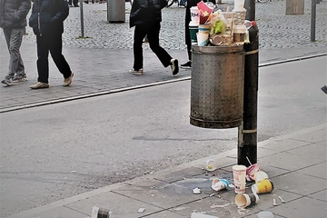 Gegensteuern mit Verpackungsabgabe: Einweg-Takeaway-Verpackungen im öffentlichen Raum (Foto: KI)
